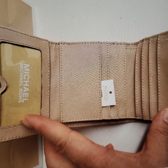 NWT Michael Kors Women's Trifold Polished Leather Wallet OYSTER - Picture 6 of 11